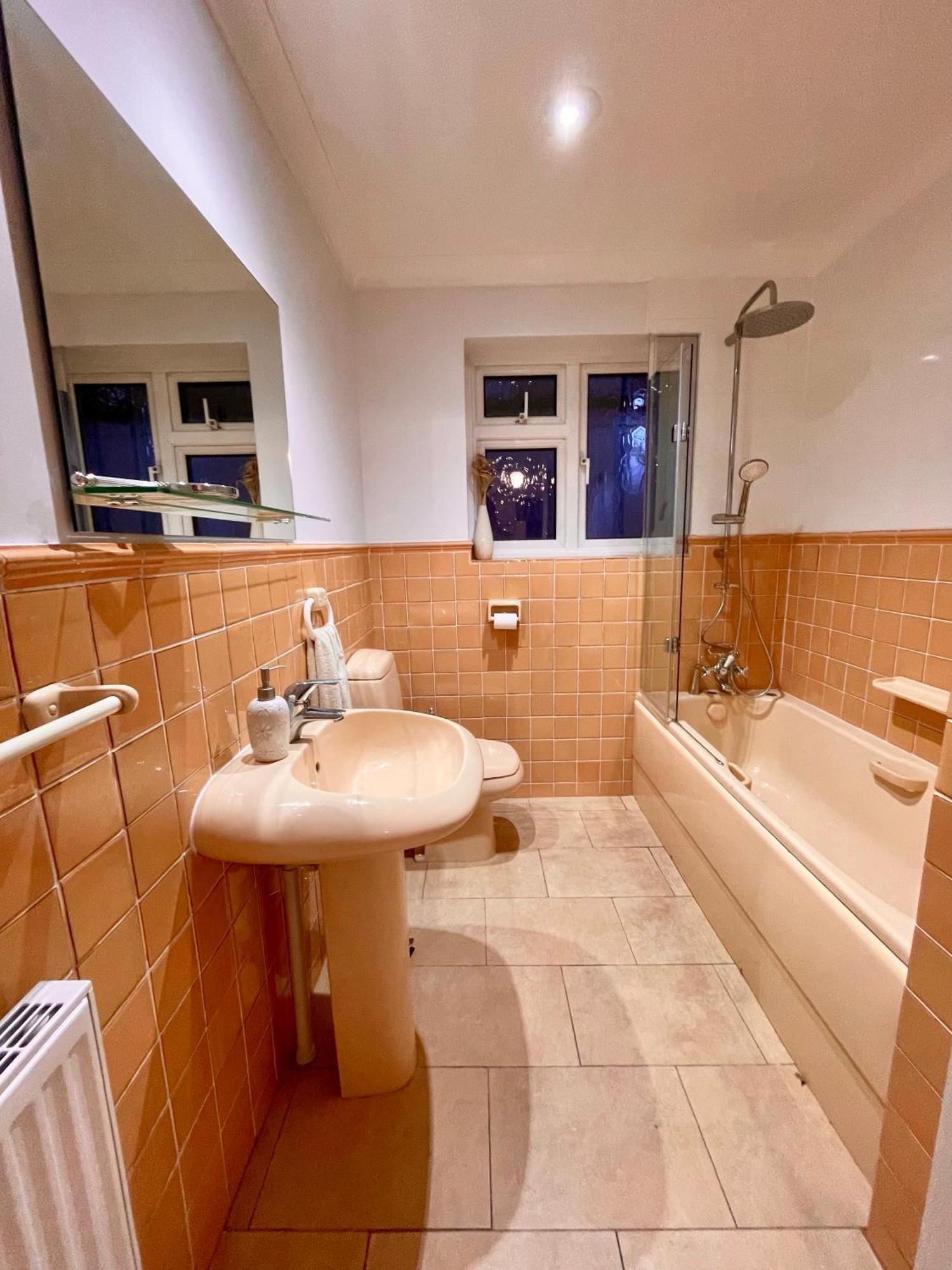 Charming Bournemouth House With Beautiful Spacious Gardens, 5 Min Drive To Beaches, Free Parking For 2-3 Cars Esterno foto