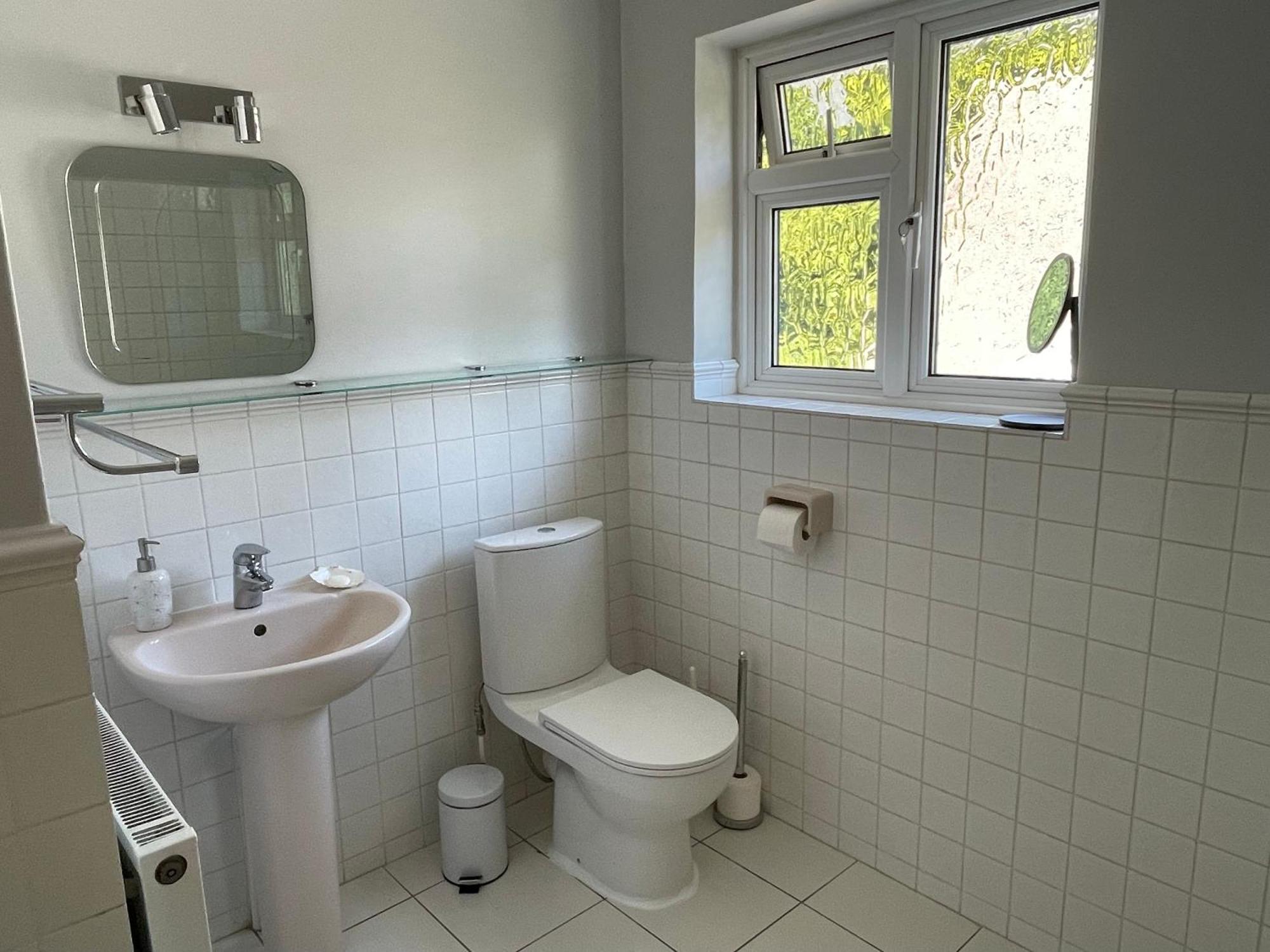 Charming Bournemouth House With Beautiful Spacious Gardens, 5 Min Drive To Beaches, Free Parking For 2-3 Cars Esterno foto